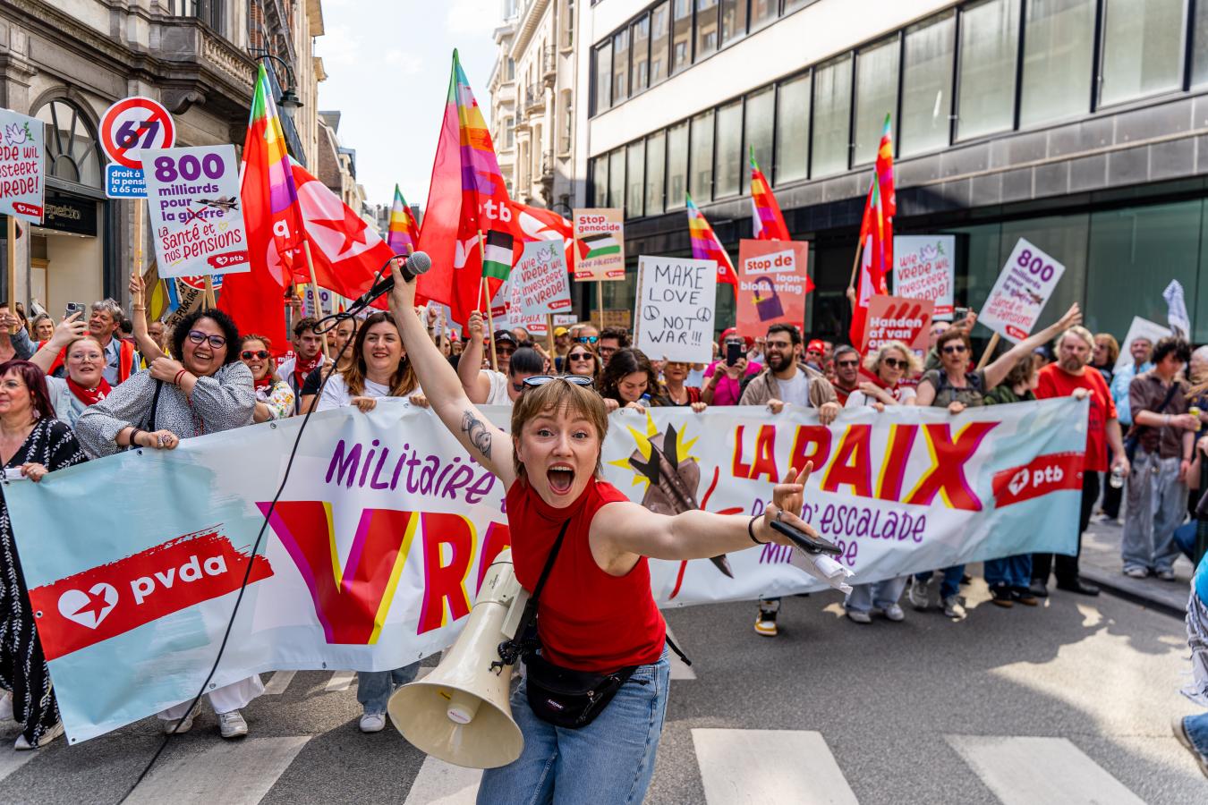 Une jeune femme fait l'animation devant le bloc "Paix" lors de la Marche contre la casse sociale et pour la paix le 27 avril.