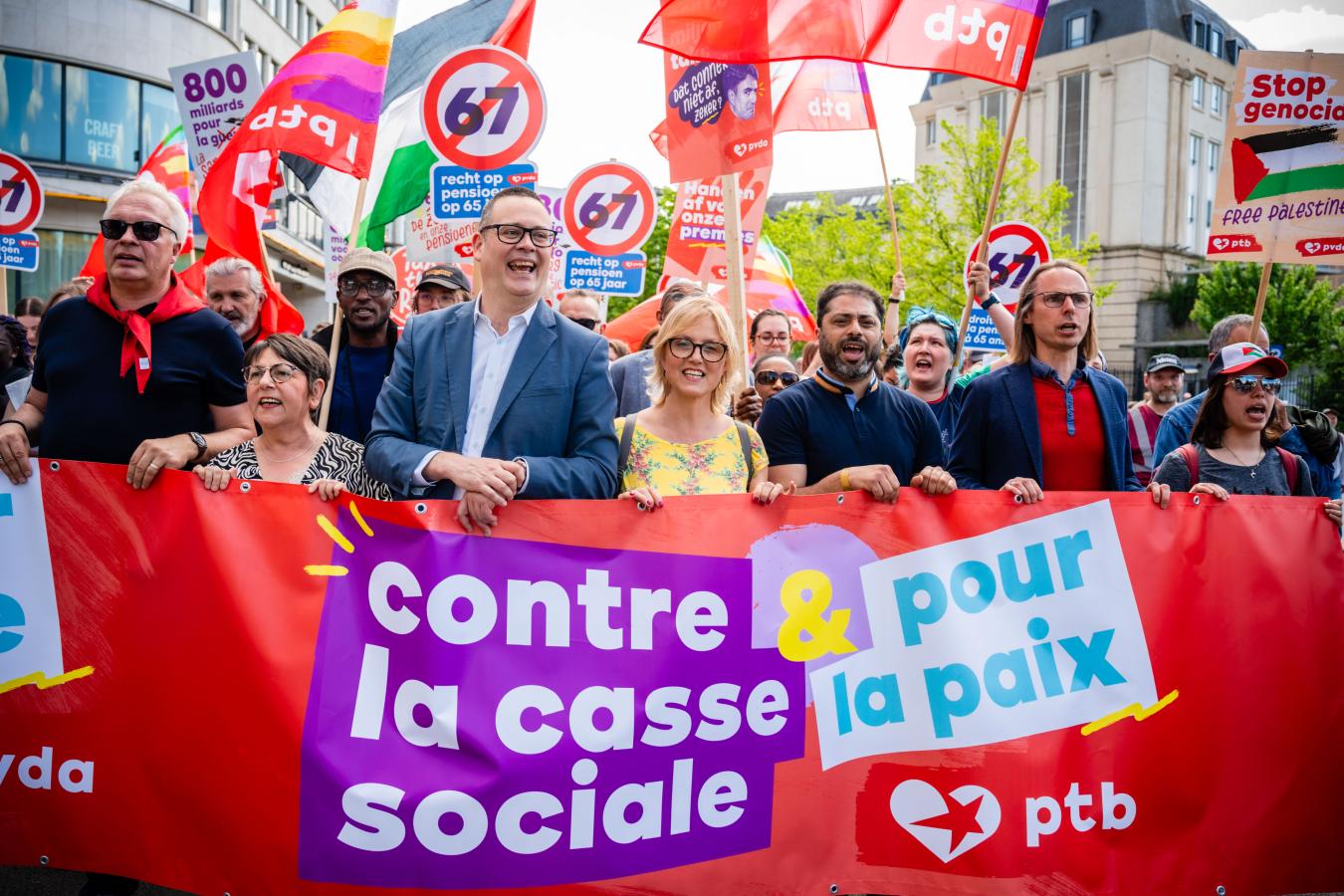 Photo du premier bloc de la marche contre la casse sociale et pour la paix. On y voit Raoul Hedebouw, Sofie Merckx, Nabil Boukili, Nadia Moscufo, Peter Mertens et Benjamin Pestieau