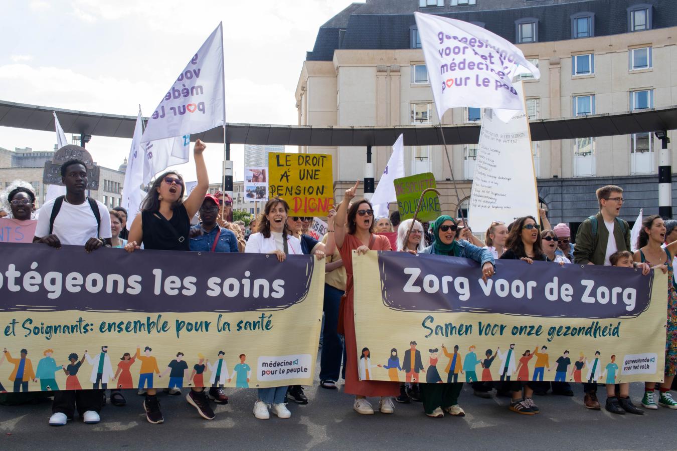 Photo du bloc de Médecine pour le Peuple à la marche. Banderole "Protégeons les soins"