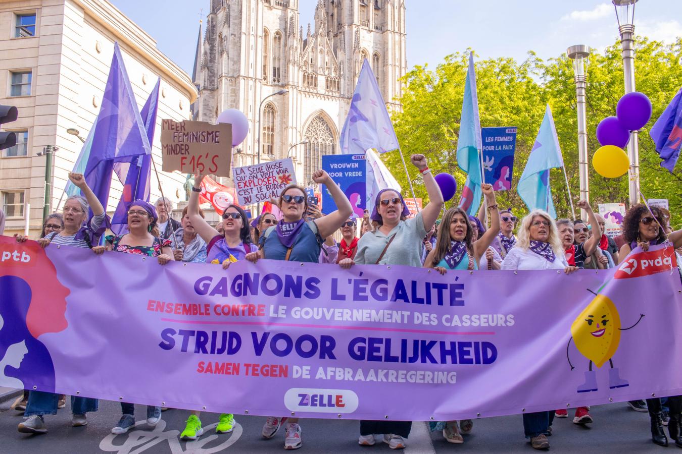 Photo du bloc "Zelle" lors de la marche. Banderole : "gagnons l'égalité. Ensemble contre le gouvernement des casseurs"