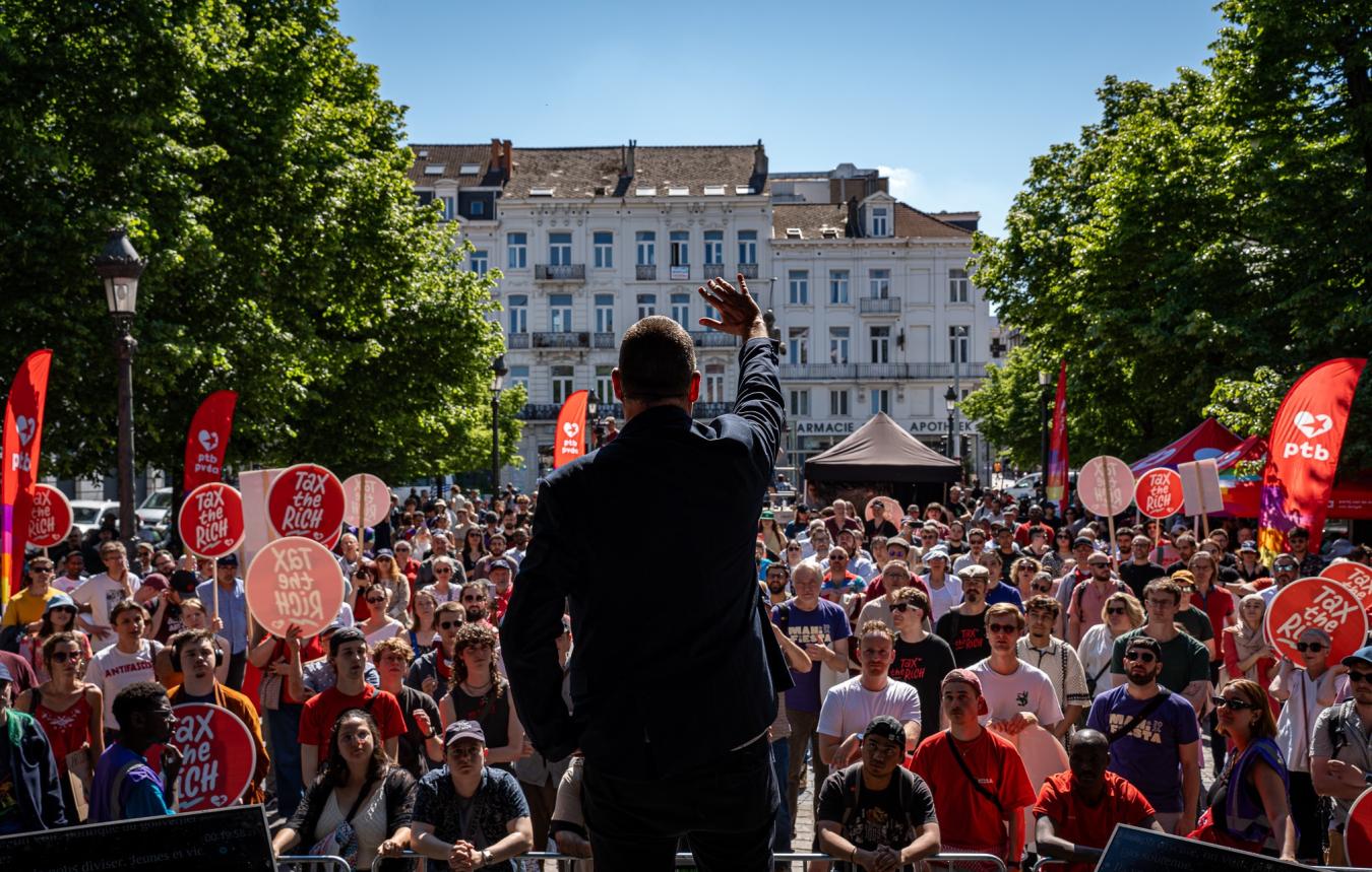 Raoul Hedebouw op het podium tijdens zijn toespraak op 1 mei in Brussel