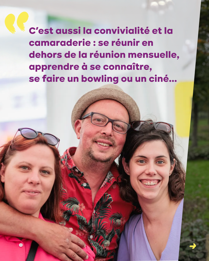 3 personnes se font une accolade. Texte :« C’est aussi la convivialité et la camaraderie : se réunir en dehors de la réunion mensuelle, apprendre à se connaître, se faire un bowling ou un ciné... »