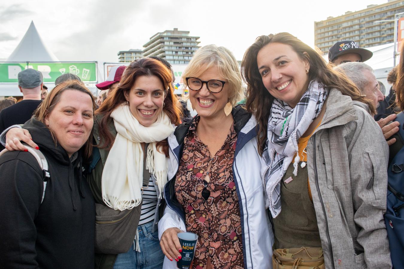 Sofie Merckx pose avec un groupe de femmes