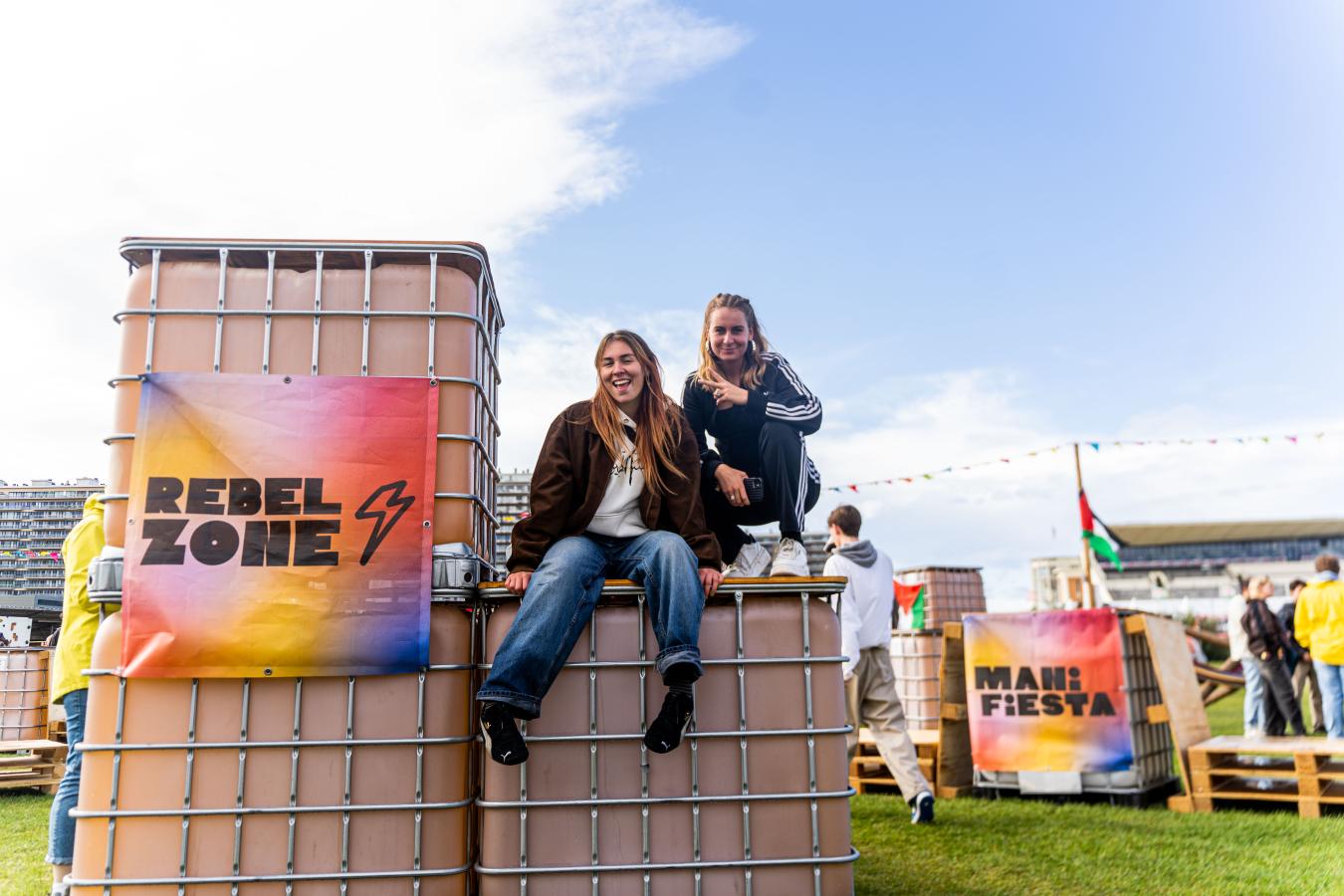 Deux jeunes perchés sur un décor de ManiFiesta
