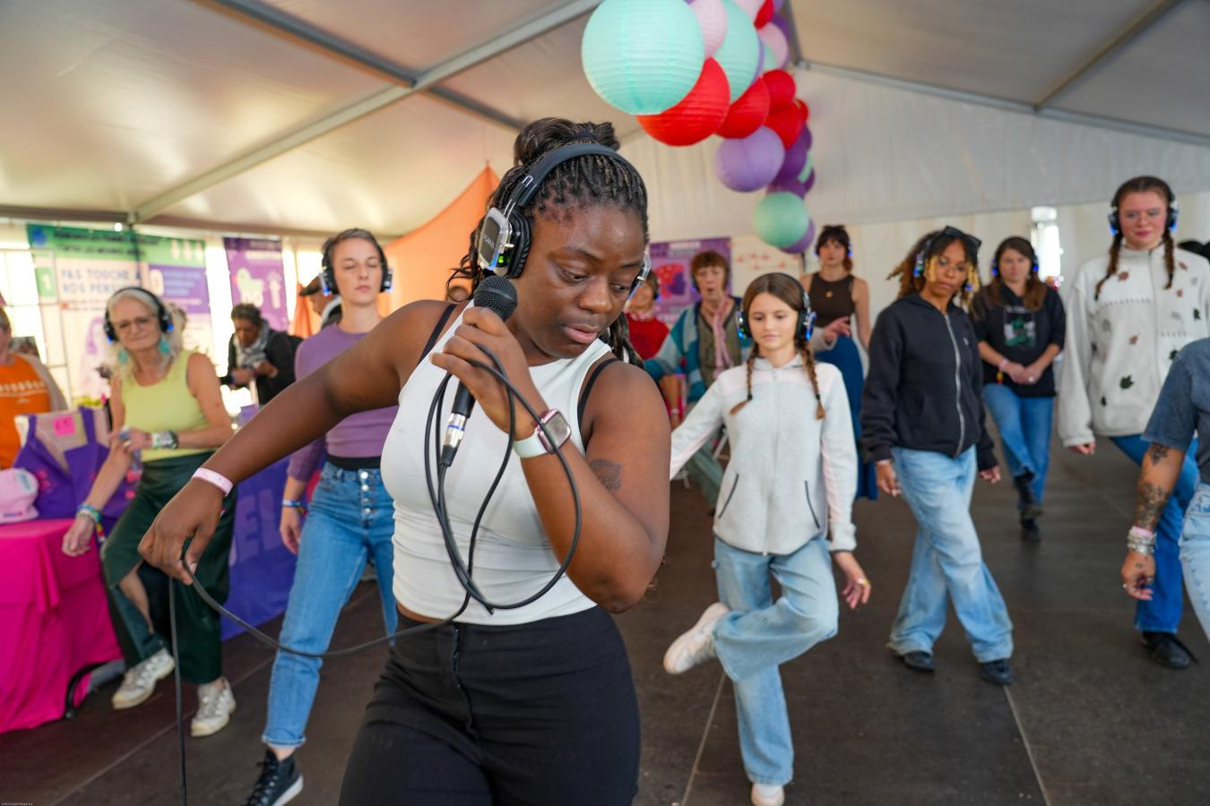 Une jeune femme danse avec un casque sur la tête