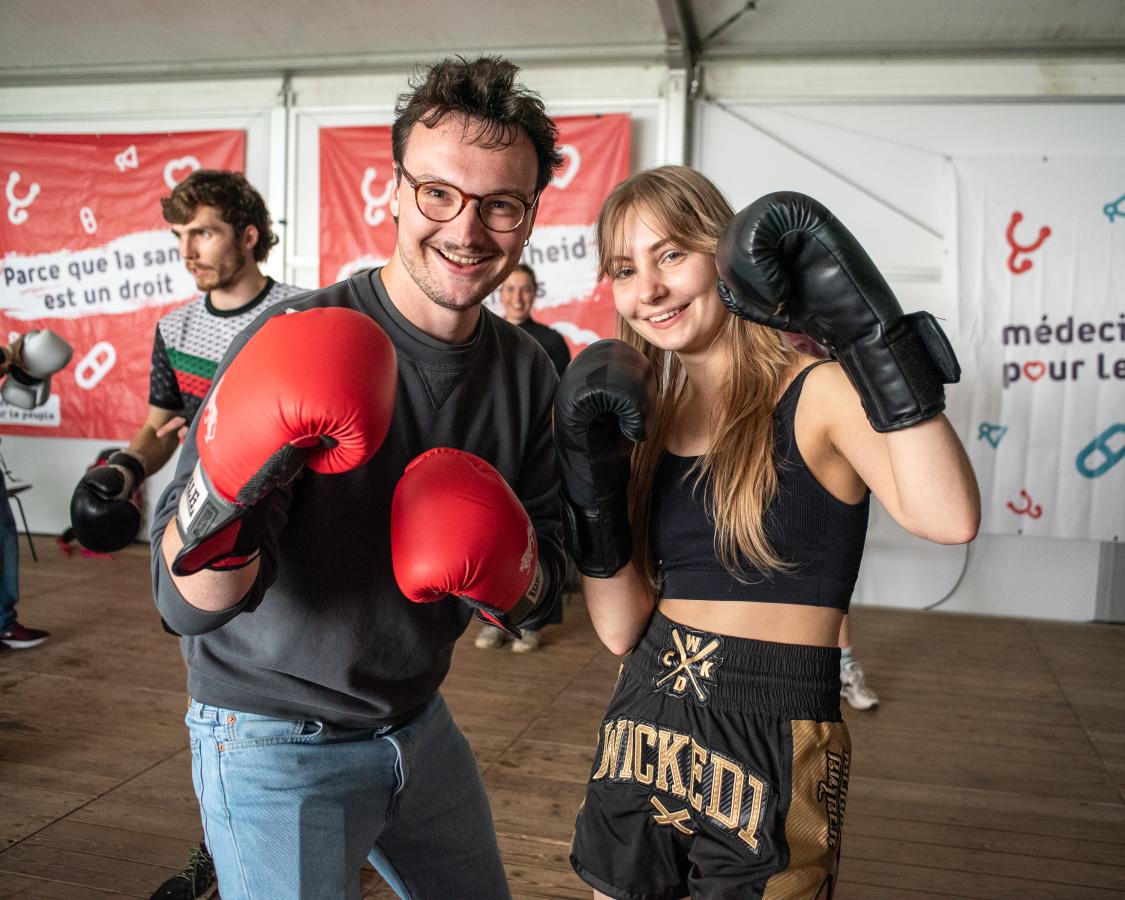 Deux jeunes équipés de gants de boxe