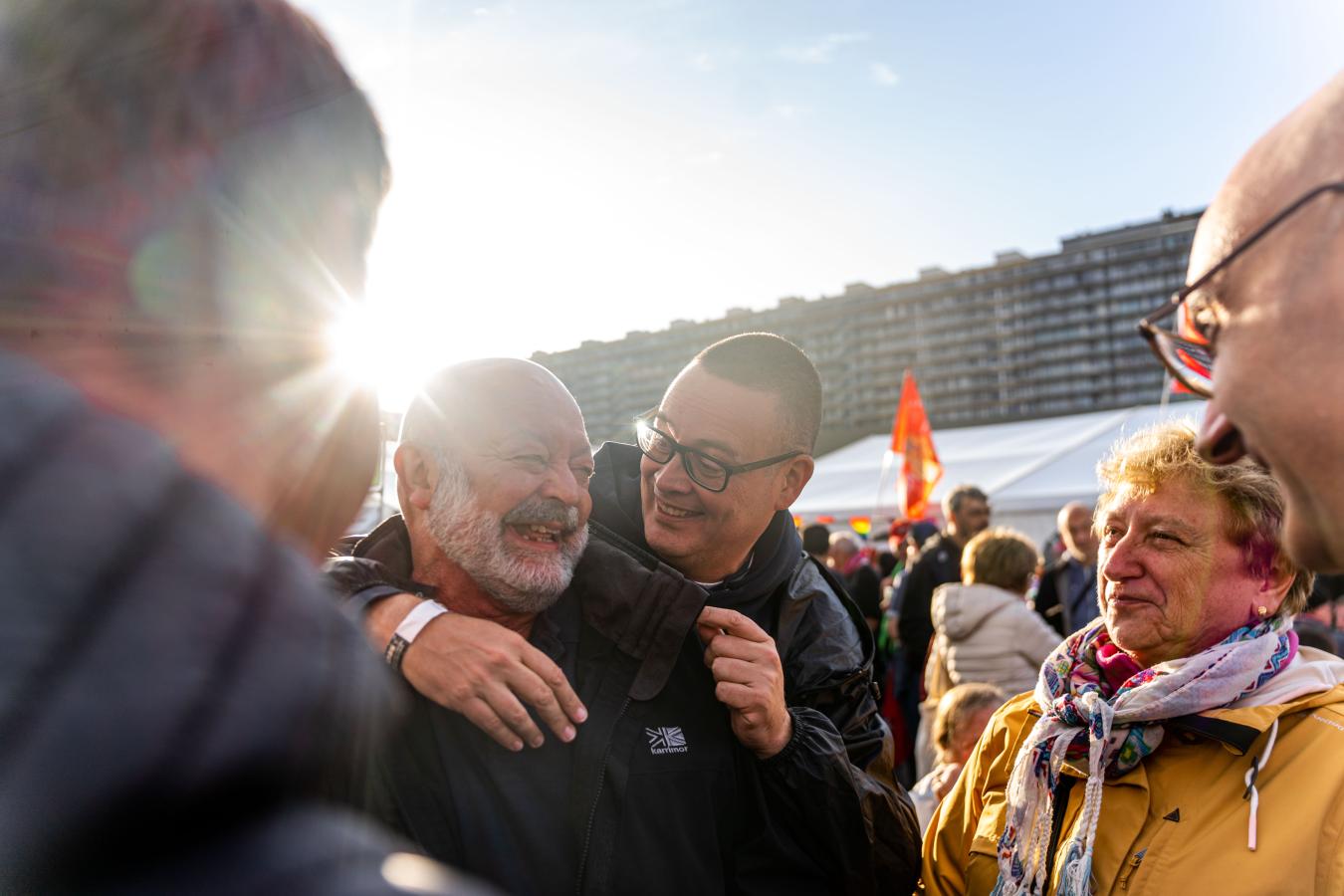 Raoul Hedebouw fait une accolade a un homme