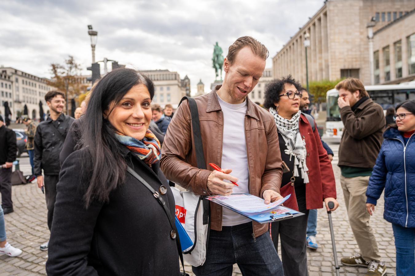 Des militants du PTB font remplir l'enquête pension aux passants
