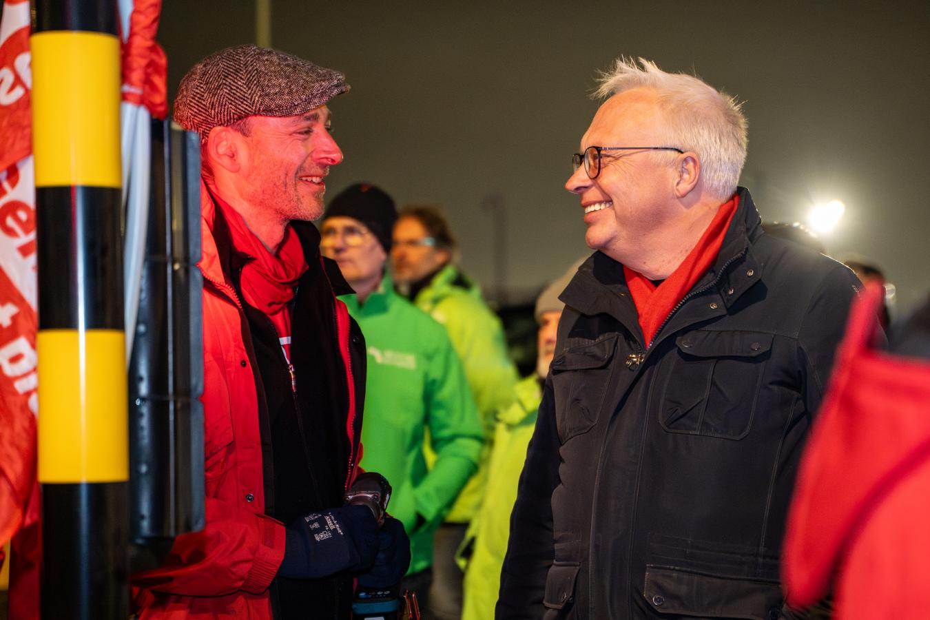 Peter Mertens parle à un syndicaliste