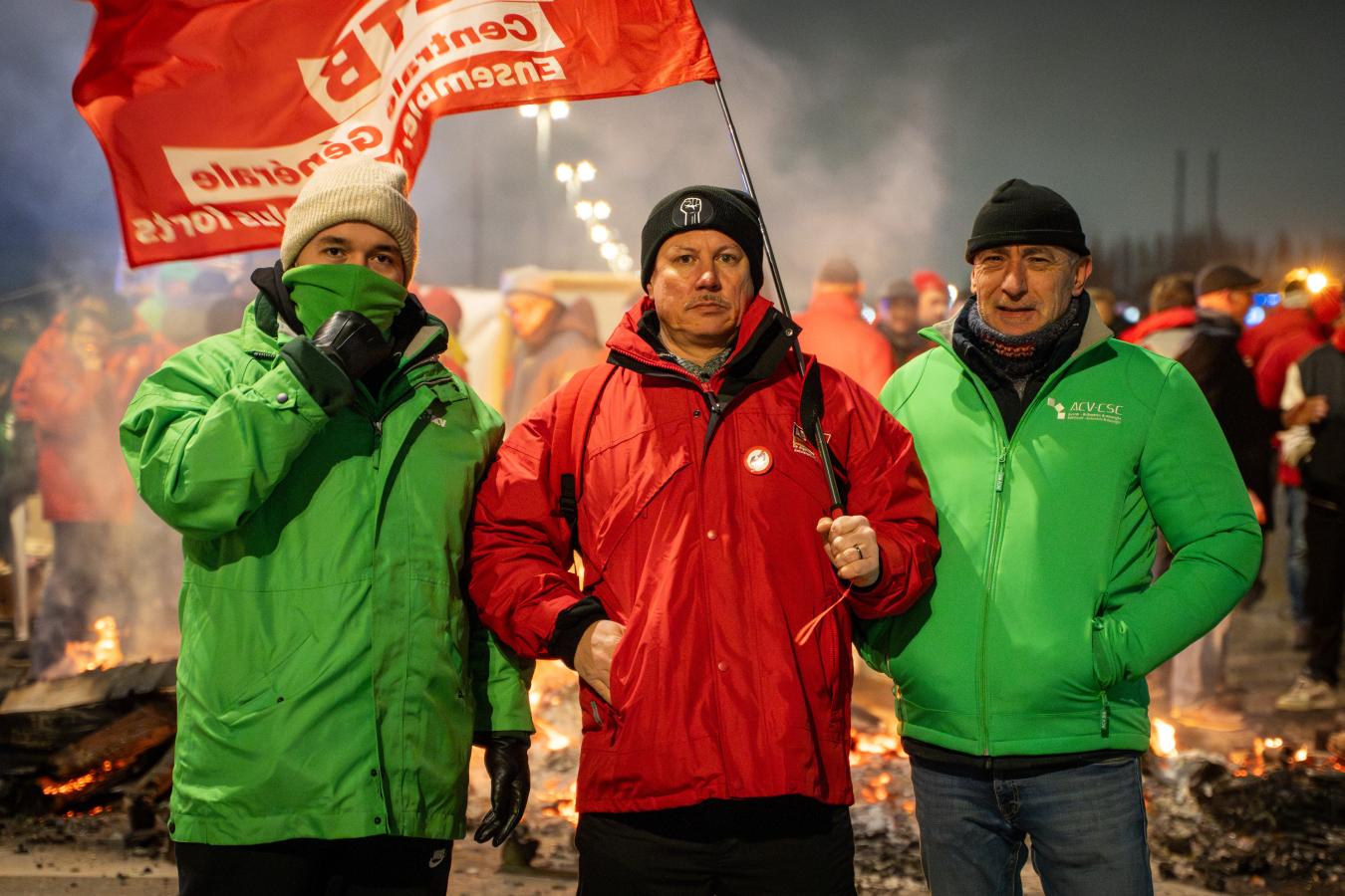 Trois syndicalistes, deux verts, un rouge