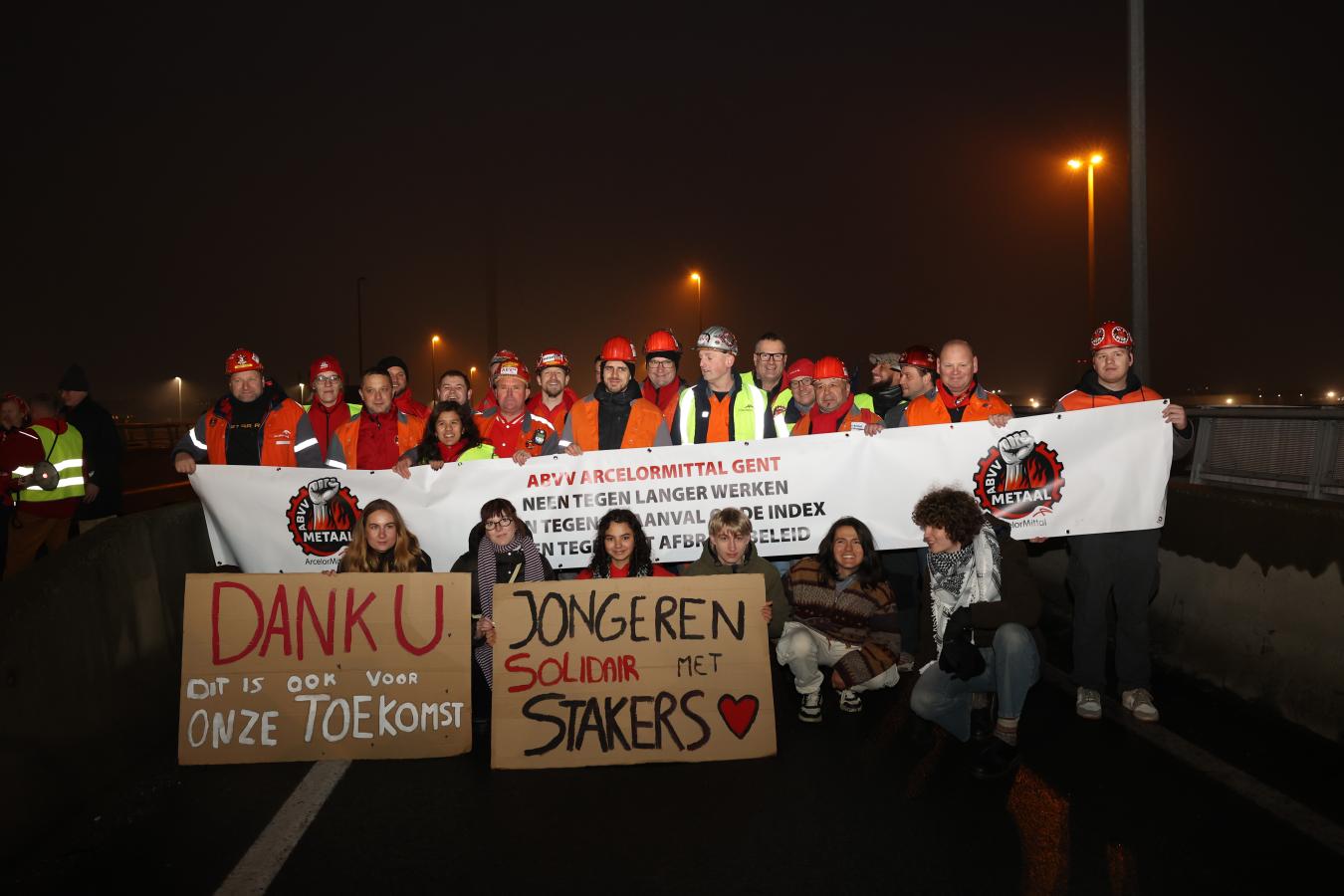 Photo de groupe de Arcelor Mittal Gand avec des jeunes solidaires