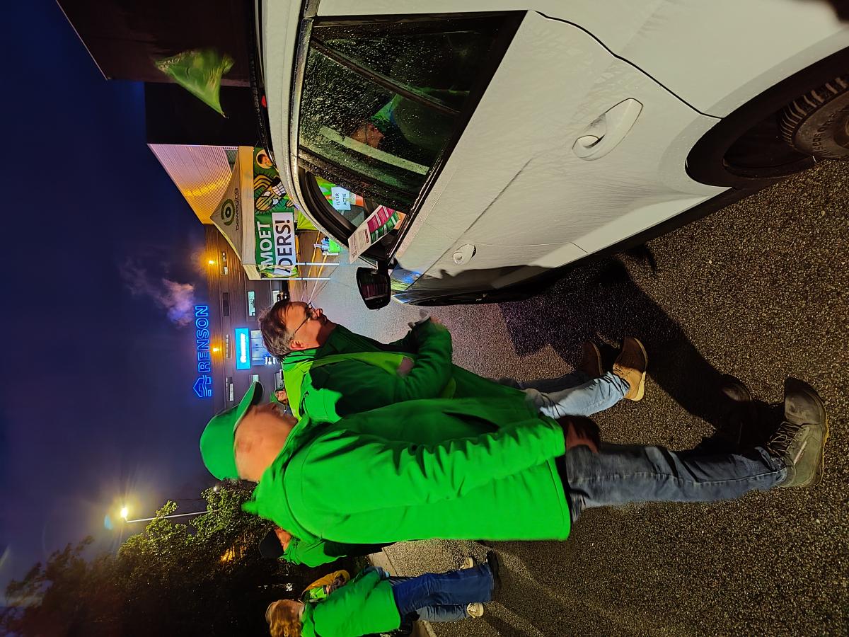 Des syndicalistes parlent à quelqu'un dans une voiture