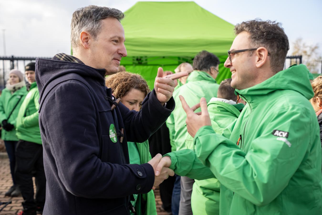 Kim De Witte serre la main à un syndicaliste de la CSC