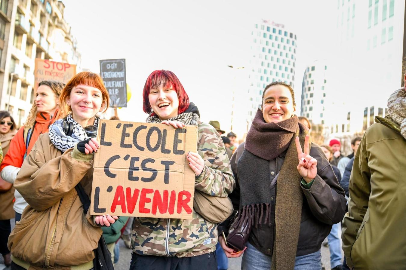 3 jeunes dont Manon Vidal à la manifestation du 25 janvier 2026 tiennent une pancarte "L'école, c'est l'avenir"