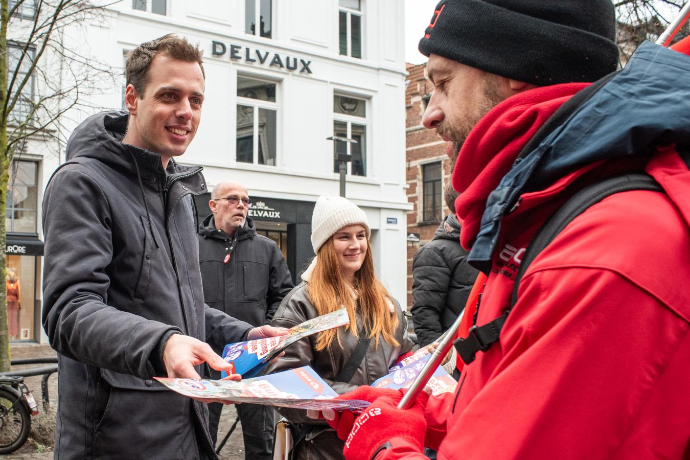Jos D'Haese distribue des flyers lors de la journée d'actions à Anvers
