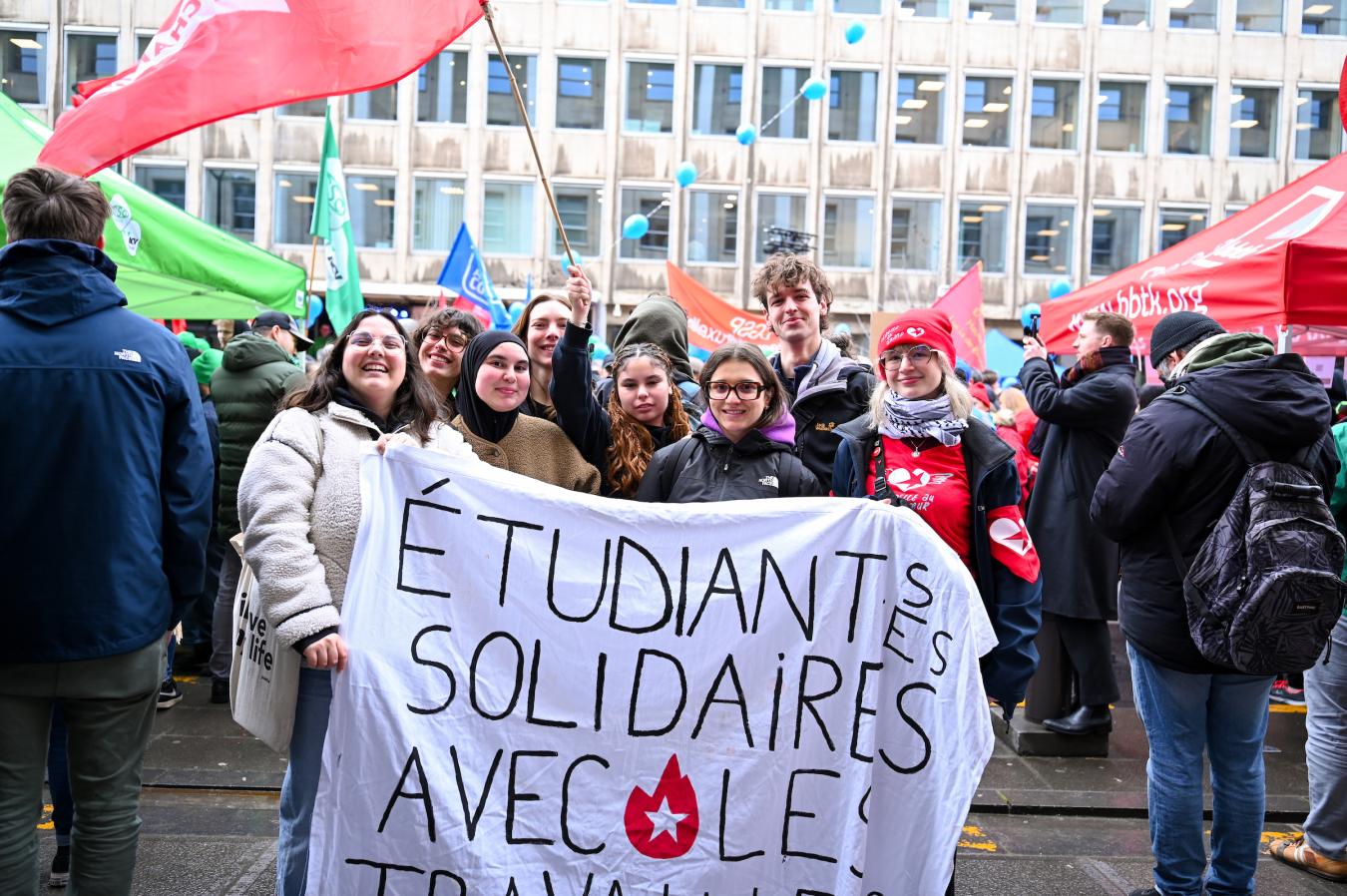 Des étudiants brandissant une banderole expriment leur solidarité avec les militants lors de la journée d'action provinciale à Bruxelles, le 12 février.