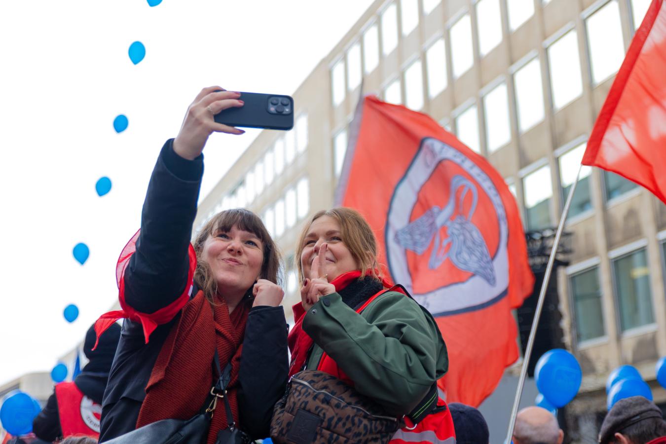 Deux jeunes femmes prennent un selfie lors de la journée d'action provinciale à Bruxelles, le 12 février.