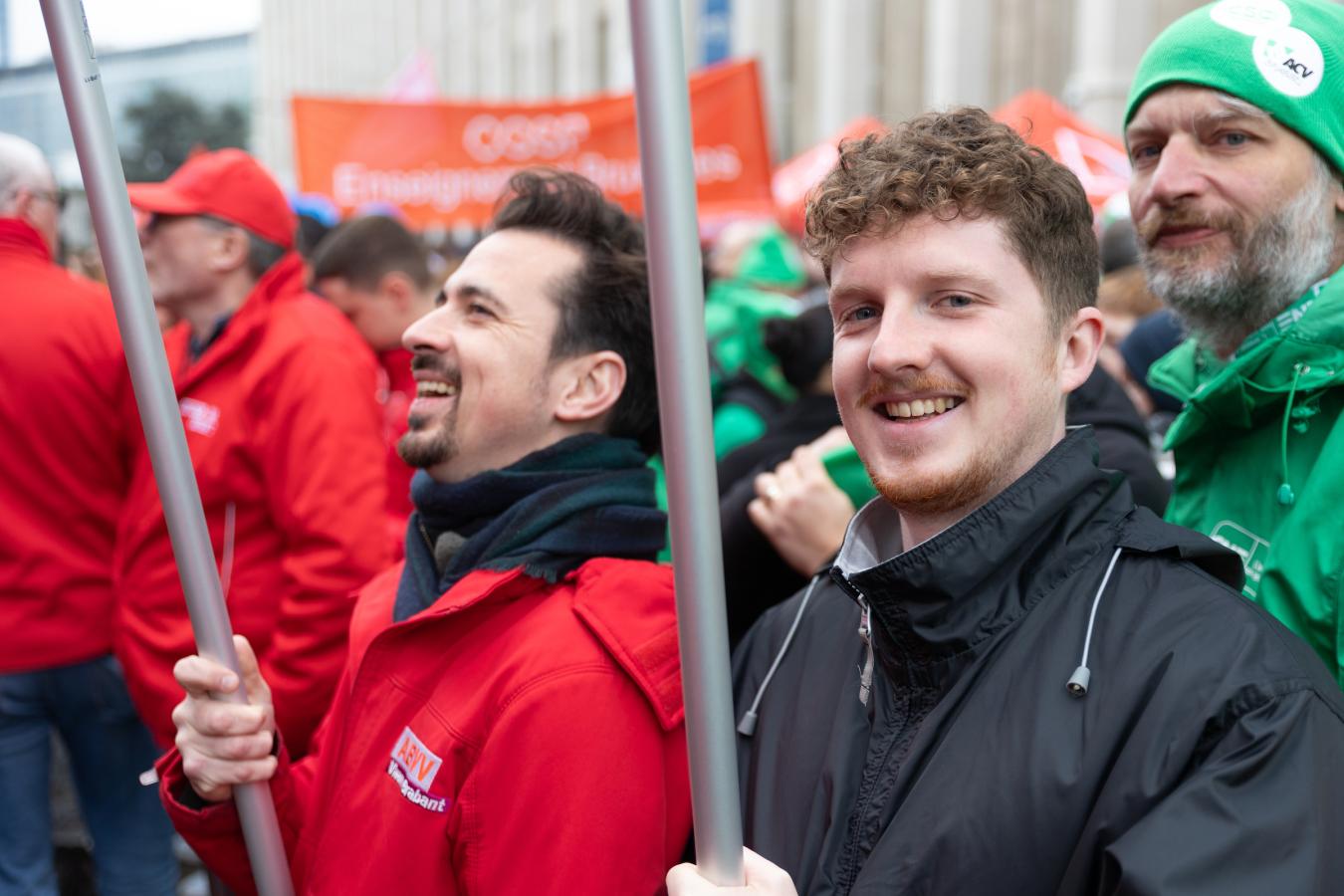 Jeune militant brandissant un drapeau lors de la journée d'action provinciale à Bruxelles, le 12 février.