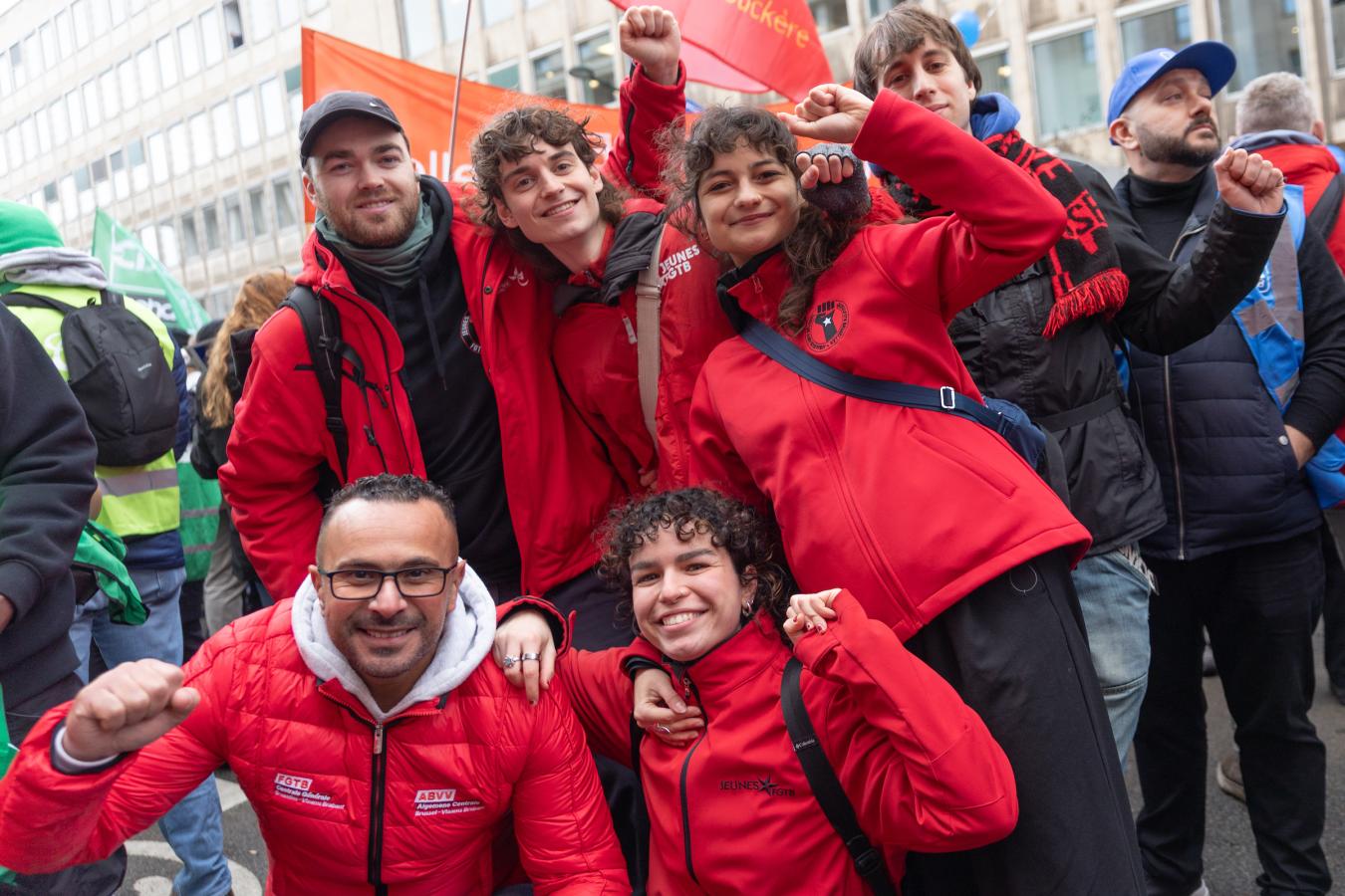 Un groupe de syndicalistes de la FGTB pose pour la photo lors de la journée d'action provinciale à Bruxelles, le 12 février.