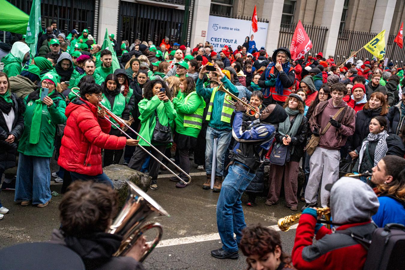 Des musiciens jouent parmi les militants lors de la journée d'action provinciale à Bruxelles, le 12 février.