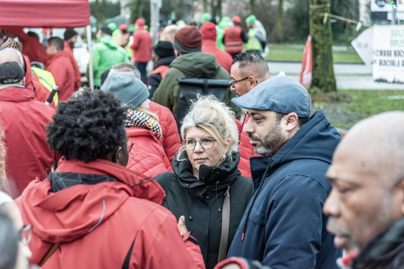 Françoise De Smedt et Nabil Boukili, du PVDA, discutent avec des militants lors de la journée d'action provinciale à Bruxelles, le 12 février.