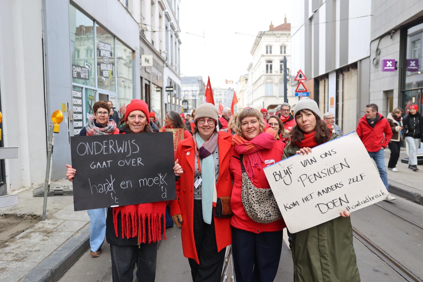 Photo de groupe de femmes défilant à Gand avec des pancartes sur l'enseignement et les pensions lors de la journée d'actions du 5 février 2026