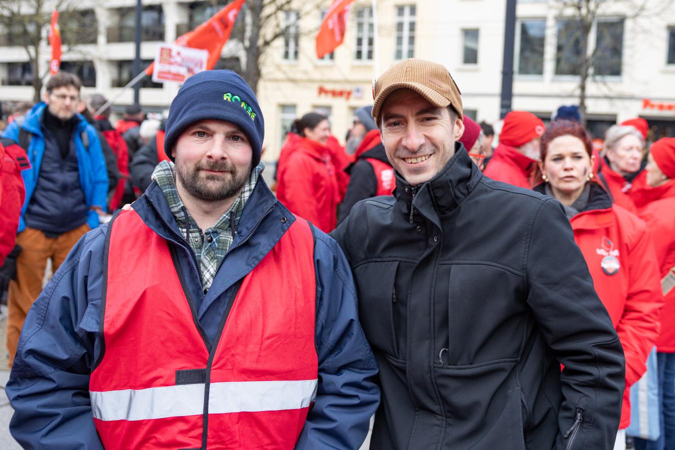 Robin Tonniau avec un syndicaliste en rouge à Gand lors de la journée d'actions du 5 février 2026