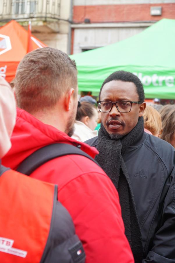 Germain Mugemangango discute avec un travailleur à Namur