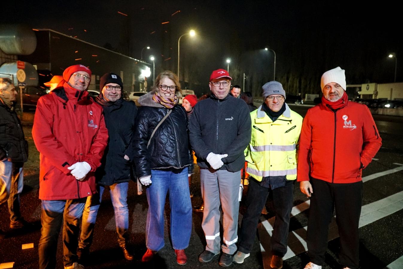Sofie Merckx tôt le matin devant une entreprise avec des syndicalistes lors de la journée d'actions du 5 février 2026