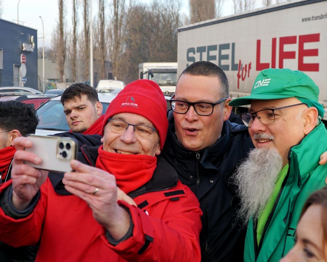 Raoul Hedebouw prend un selfie avec deux syndicalistes, un rouge et un vert, à Charleroi