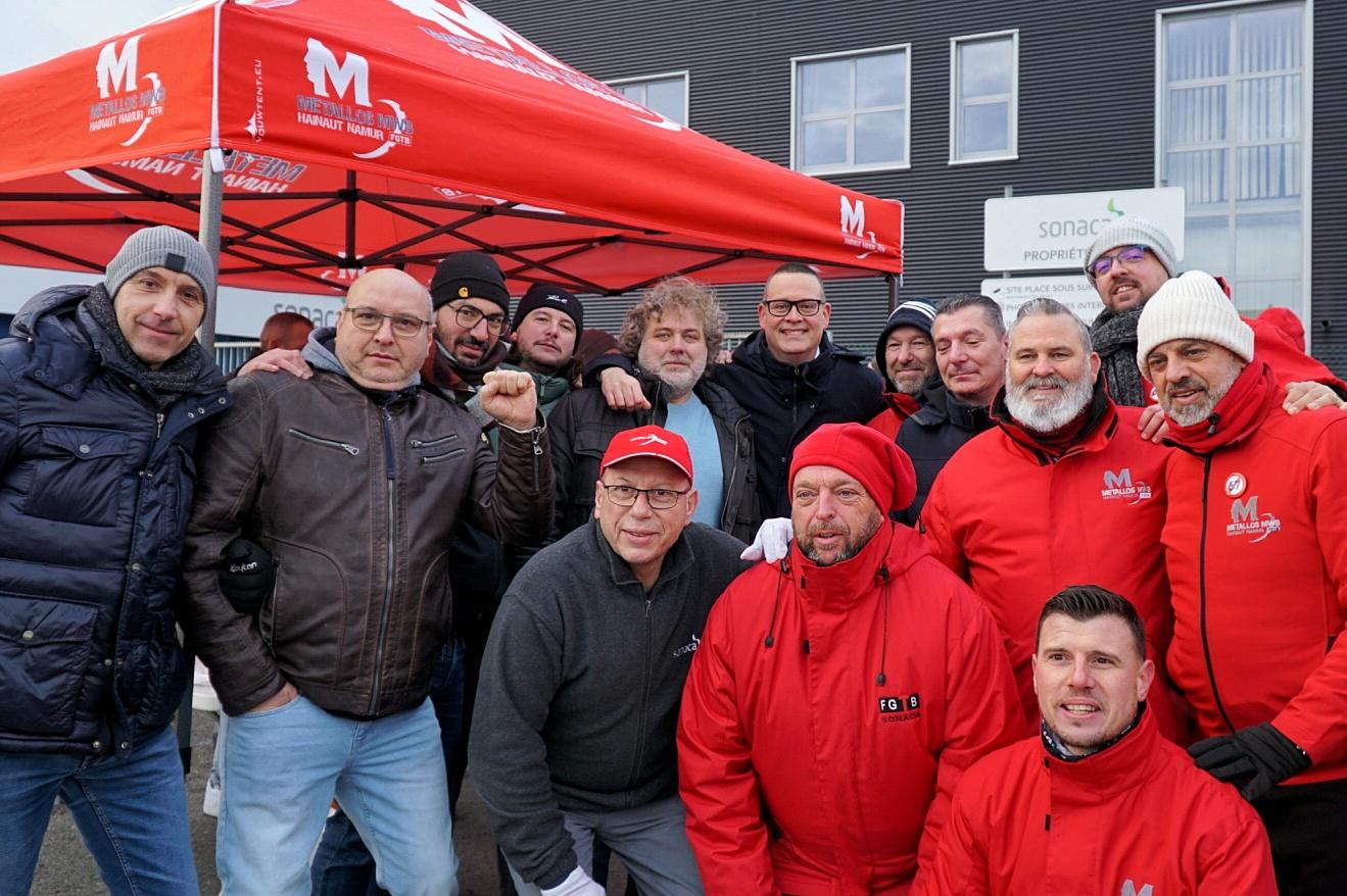 Photo de groupe de syndicalistes avec Raoul Hedebouw lors de la journée d'actions du 5 février 2026