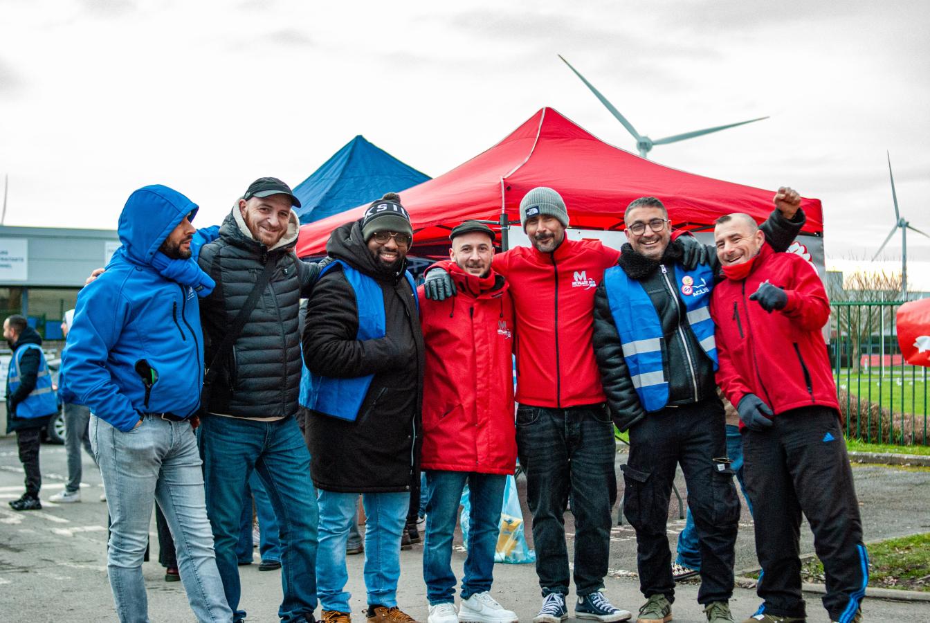 Photo de groupe de syndicalistes bleus et rouges lors de la journée d'actions du 5 février 2026