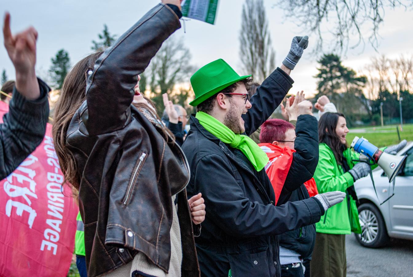 Groupe de jeunes levant les bras lors de la journée d'actions du 5 février 2026