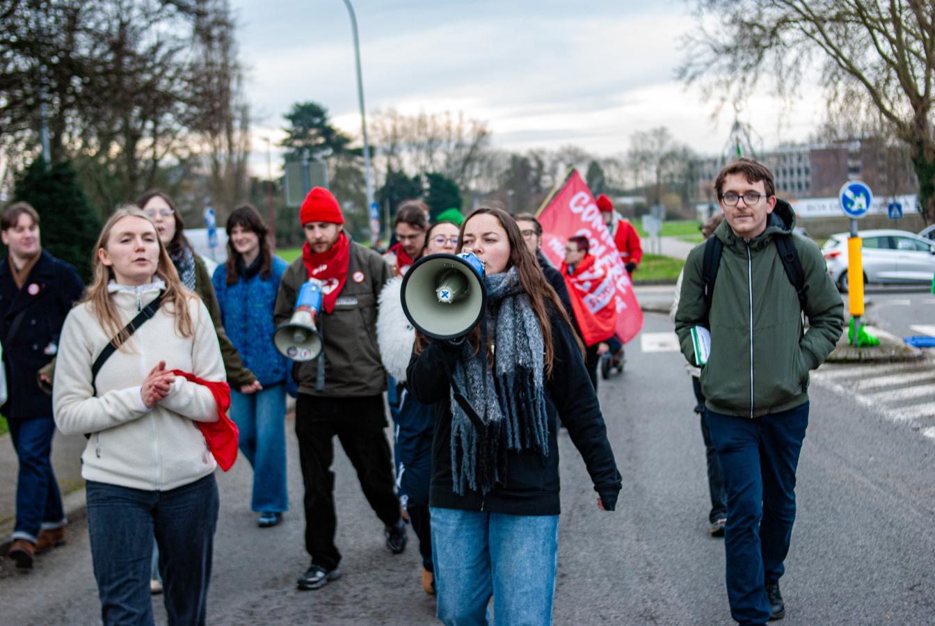Groupe de jeunes qui défilent à Mons lors de la journée d'actions du 5 février 2025