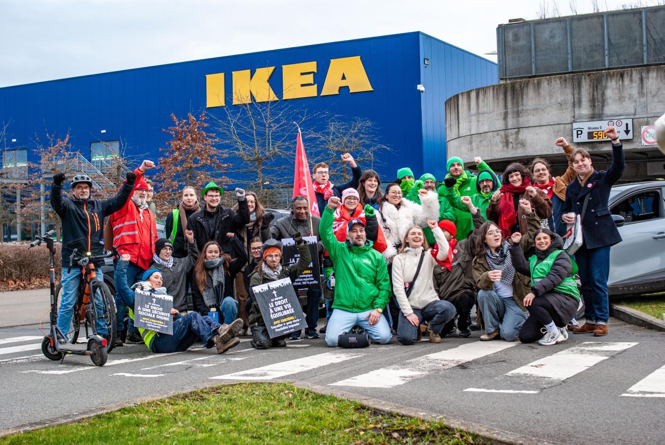 Photo de groupe de jeunes et de syndicalistes devant le IKEA de Mons lors de la journée d'actions du 5 février 2026