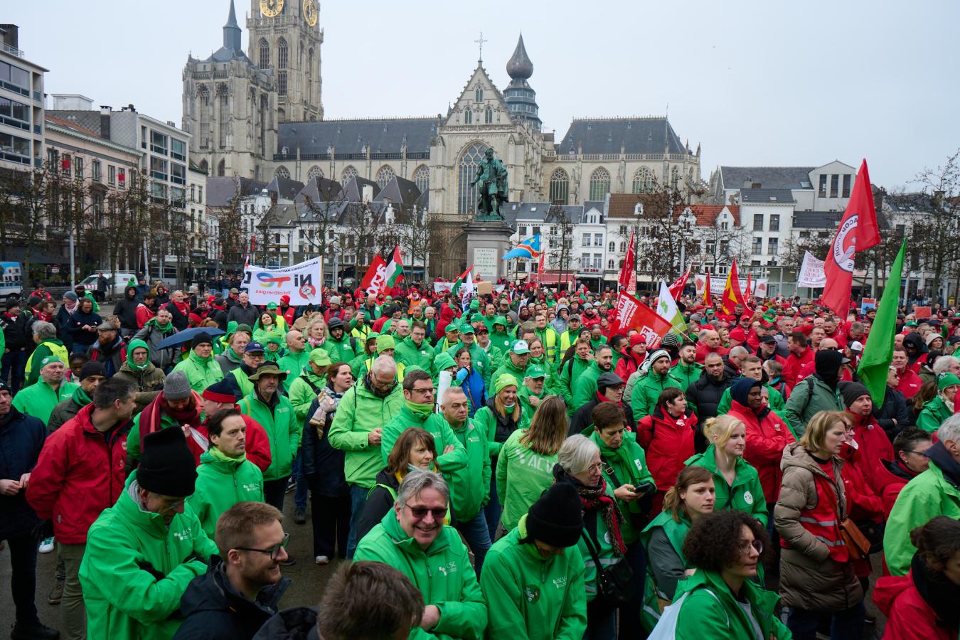 Foule de gens lors de la journée de sensibilisation et d'actions le 10 février 2026 à Anvers