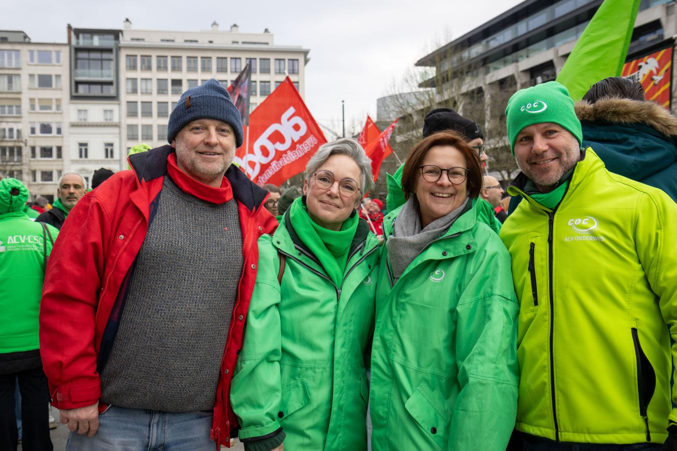 Groupe de syndicalistes (3 verts et un rouge) devant un rassemblement à Gand pour la journée d'actions du 5 février 2026
