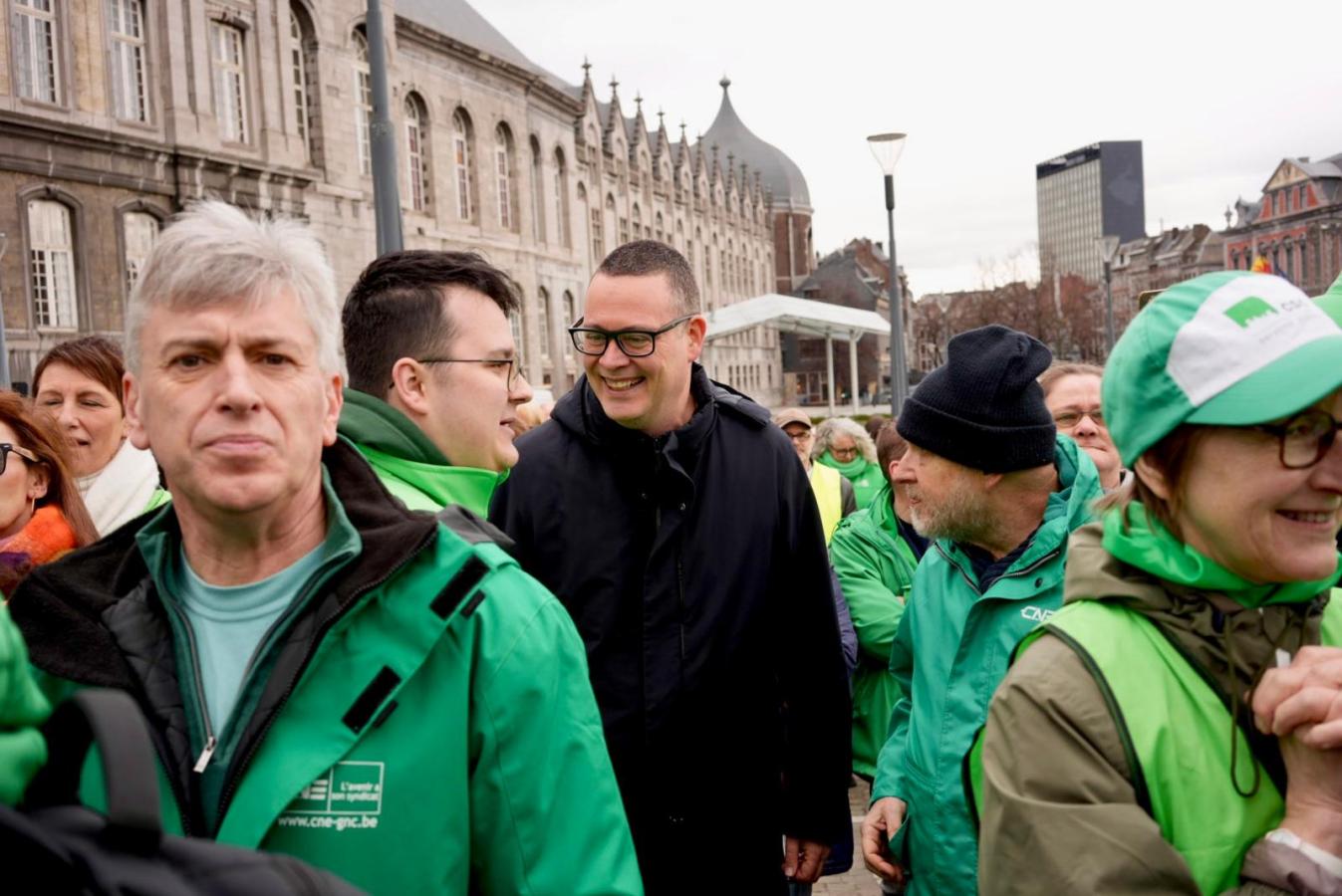 Raoul Hedebouw discute avec des travailleurs lors de la journée d'actions à Liège