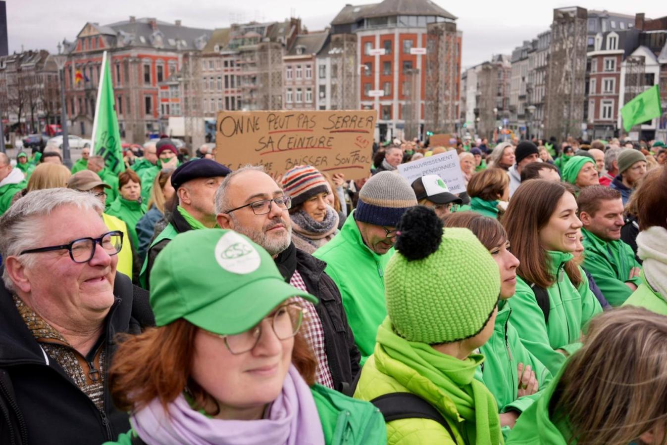 Foule de gens à Liège pour la journée d'actions 