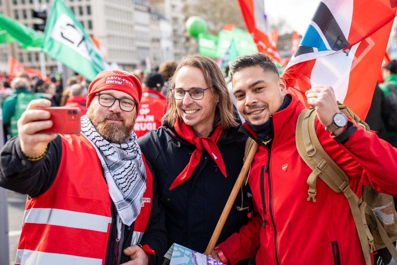 Benjamin Pestieau avec deux travailleurs en rouge lors de la manifestation du 12 mars 2026