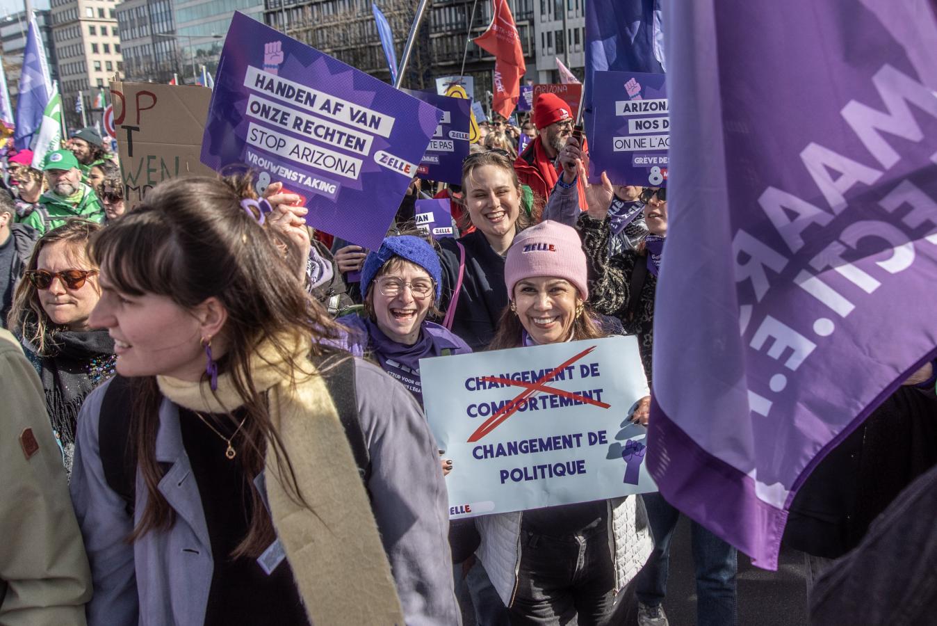 3 femmes dans le bloc des femmes de la manifestation du 12 mars 2026