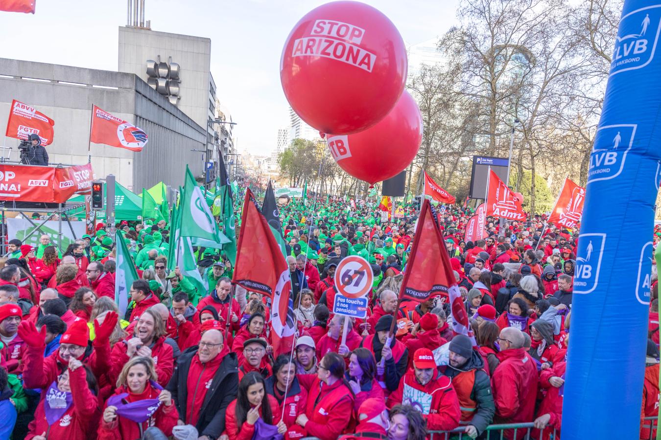 La foule lors de la manifestation du 12 mars 2026, avec des ballons "Stop Arizona" qui flottent au-dessus