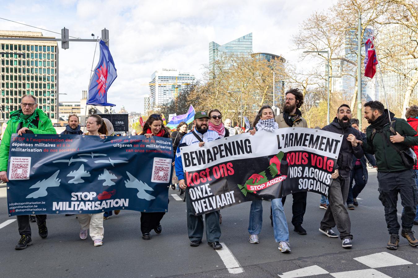 Banderoles "Stop militarisation" et "L'armement nous vole nos acquis sociaux"