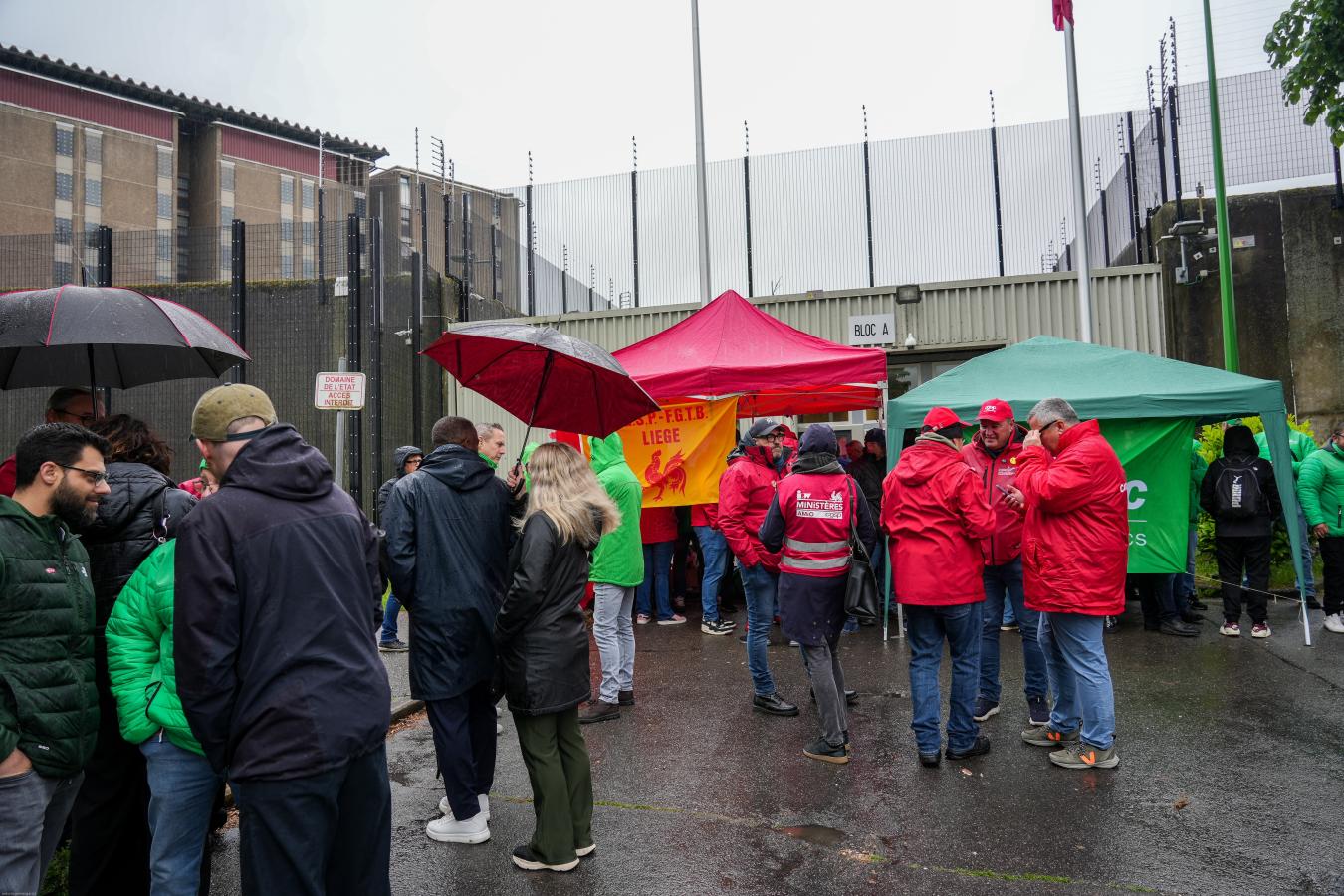Travailleurs et syndicats réunins devant la prison de Lantin
