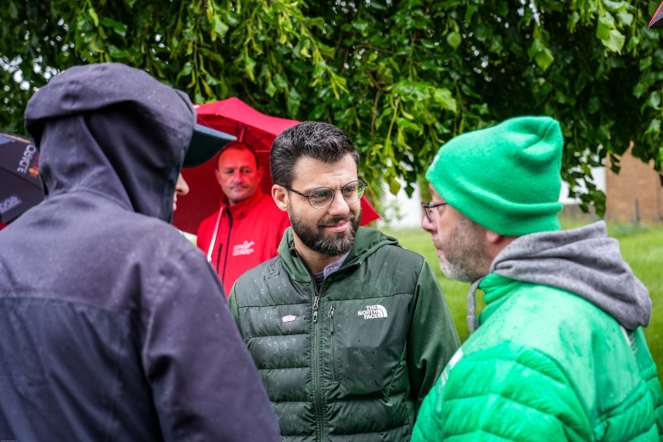 Julien Ribaudo parle avec un syndicaliste devant la prison de Lantin