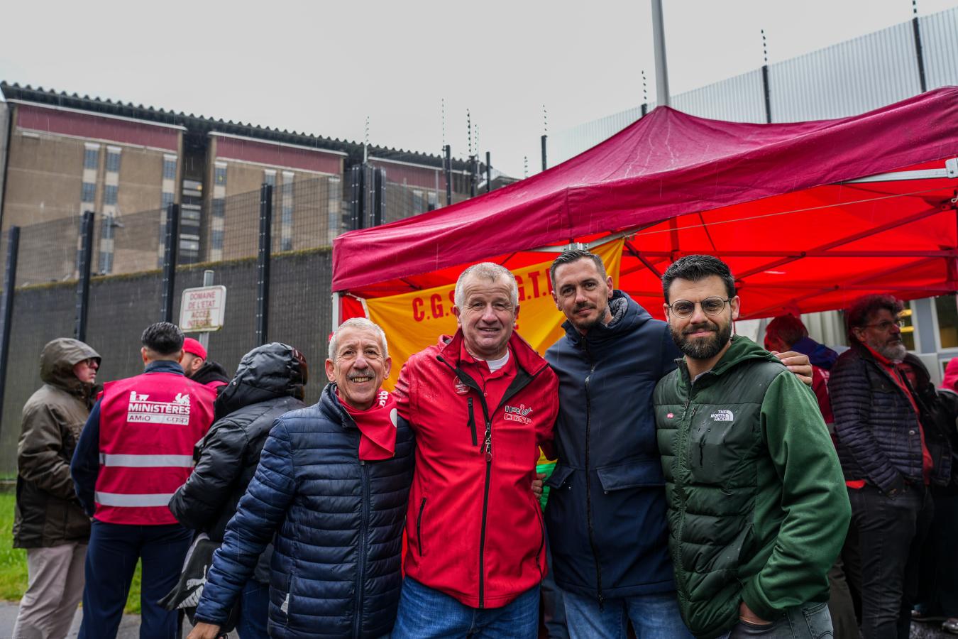 Photo de groupe de Julien Ribaudo, Julien Liradelfo et des syndicalistes devant la prison de Lantin