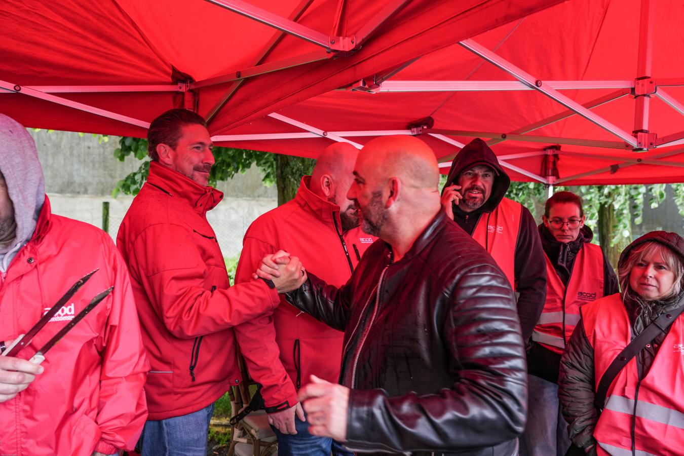 Gaby Colebunders fait un check à un syndicaliste devant la prison de Lantin