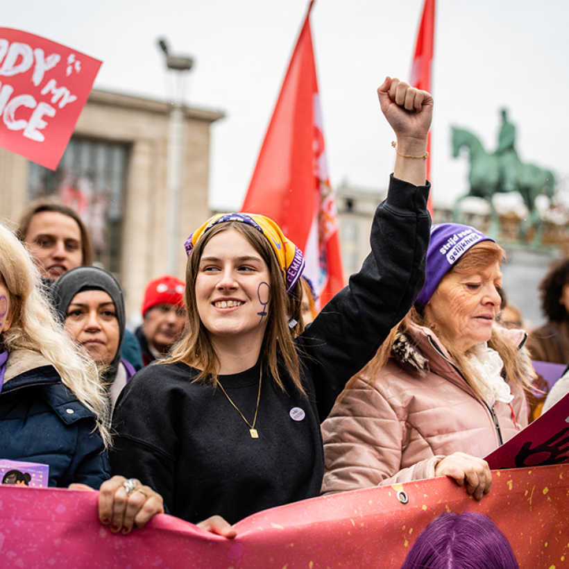 Une jeune membre de Marianne lève le poing lors d'une manifestation pour les droits des femmes.