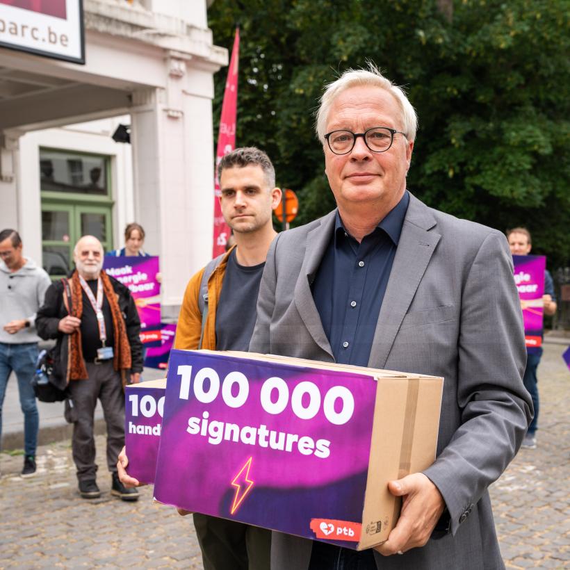 PVDA-volksvertegenwoordiger Peter Mertens overhandigt aan premier De Croo 100.000 handtekeningen om energie betaalbaar te maken.