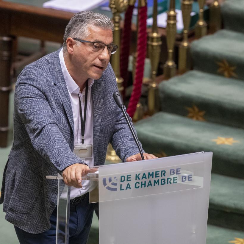 Roberto d'Amico intervient au parlement fédéral.